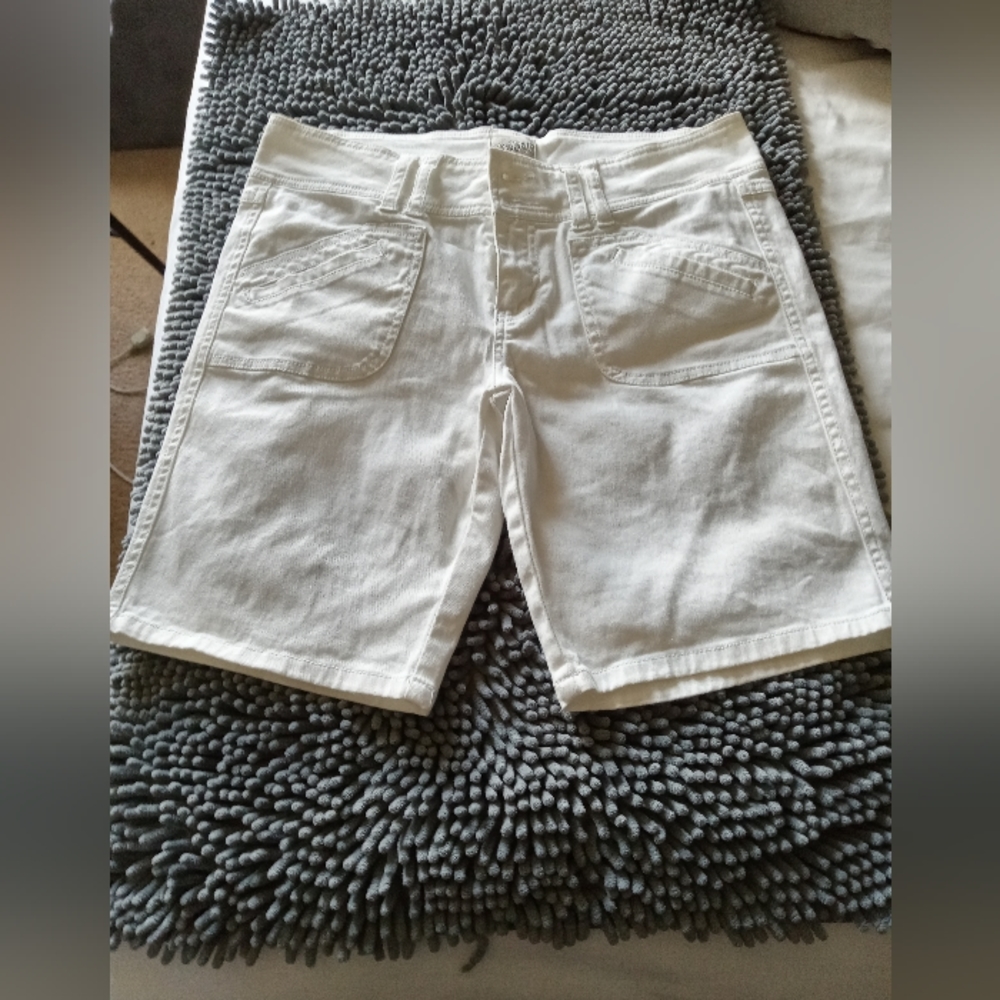 WOMANS SHORTS. SIZE 9. OFF WHITE COLOR BE BOP BRAND.